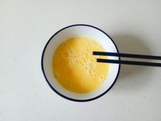 5、白玉菇鸡蛋汤,鸡蛋打入碗中加入少许盐搅打均匀