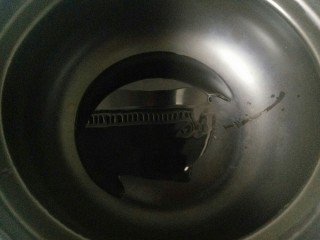 6、白玉菇鸡蛋汤,锅中加入适量油烧热