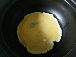 7、白玉菇鸡蛋汤,倒入鸡蛋液翻炒凝固