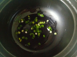 9、白玉菇鸡蛋汤,锅中底油加油葱碎煸香