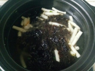 11、白玉菇鸡蛋汤,加入两碗清水，把紫菜撕成小块放入锅中