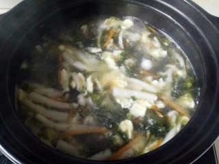 12、白玉菇鸡蛋汤,水开后倒入鸡蛋块