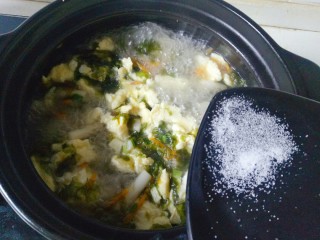 13、白玉菇鸡蛋汤,加入盐和胡椒粉，加入生抽，盖上锅盖焖煮5分钟