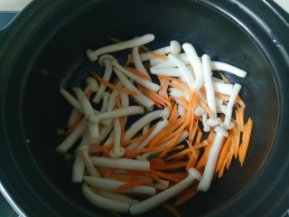 10、白玉菇鸡蛋汤,加入胡萝卜丝，白玉菇翻炒片刻