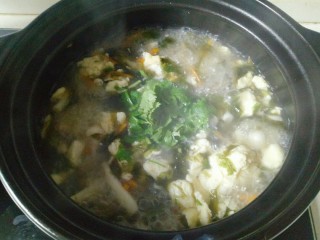 14、白玉菇鸡蛋汤,撒些香菜碎，加加入香油搅拌均匀即可