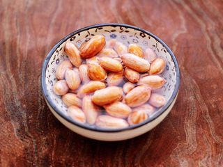 2、黄豆花生红枣糯米糊,把花生米用清水洗净后，浸泡4个小时左右。