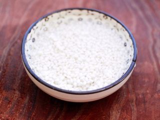 4、黄豆花生红枣糯米糊,糯米洗净提前浸泡半个小时。