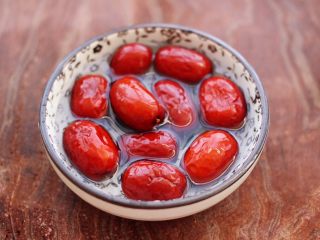 5、黄豆花生红枣糯米糊,红枣洗净浸泡半个小时后。