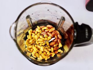 7、黄豆花生红枣糯米糊,先把黄豆和花生米，放入料理杯里。