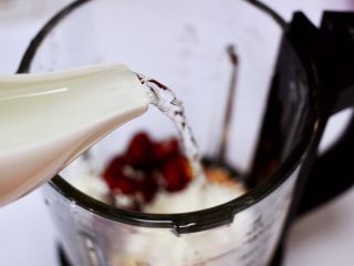 9、黄豆花生红枣糯米糊,根据个人的喜好的稀稠，来加入适量的纯净水，但是一定不要超过水位线哟。