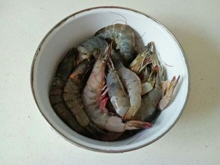 1、自制虾滑,准备新鲜的大虾，冲洗几遍