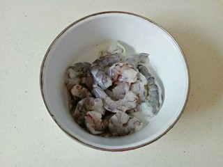 2、自制虾滑,剥出虾肉，去掉虾线备用
