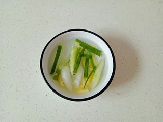 3、自制虾滑,制作葱姜水：葱姜放入小蝶中，加入开水浸泡，凉了就可以