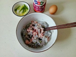 5、自制虾滑,剁好的虾肉里面加入猪肉馅搅拌均匀