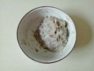 7、自制虾滑,在摔打5分钟，这样做出的虾丸比较Q 弹