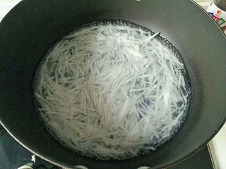 11、自制虾滑,锅中加入适量清水烧开加入萝卜丝焯水15秒，捞出沥干水份备用