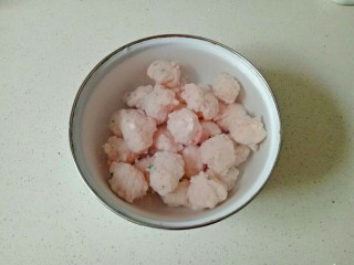 9、自制虾滑,煮好的虾丸捞出过凉水，一次吃不完放冰箱保存