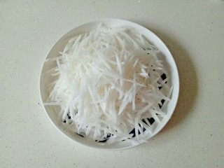 10、自制虾滑,萝卜清洗干净，擦成细丝