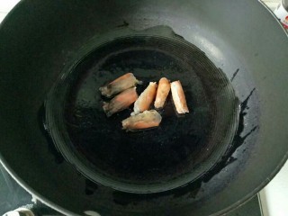 12、自制虾滑,锅中加入适量油，油热，下去虾头翻炒至变色，夹出虾丸