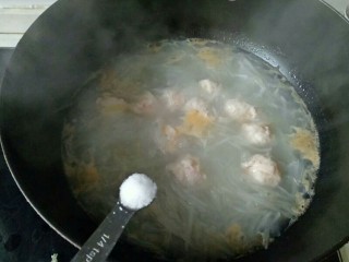 13、自制虾滑,加入萝卜丝翻炒片刻，加入适量清水，加入虾丸煮6分钟左右即可，加入适量盐调味