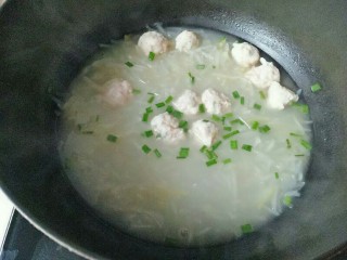 14、自制虾滑,出锅前撒些葱花或者香菜碎都可以