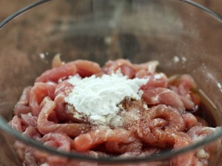 5、芹菜土豆炒肉丝,再放入玉米淀粉和适量盐