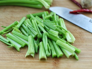 7、芹菜土豆炒肉丝,芹菜摘掉叶子洗净后切段