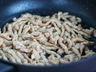 11、芹菜土豆炒肉丝,翻炒至肉丝发白断生盛出备用