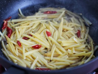 15、芹菜土豆炒肉丝,翻炒均匀