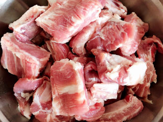 1、虫草花排骨汤,准备好排骨。