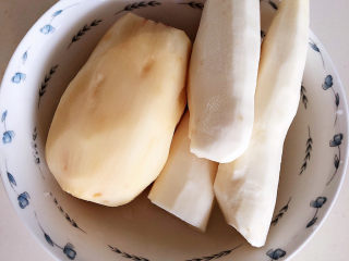 2、虫草花排骨汤,准备好山药、莲藕削皮洗净待用。