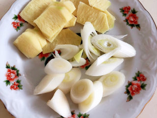 3、虫草花排骨汤,准备好葱姜，切好待用。