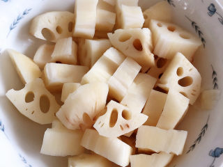 4、虫草花排骨汤,莲藕切块待用。