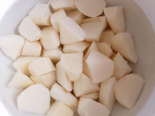 5、虫草花排骨汤,山药切块泡在水中待用。