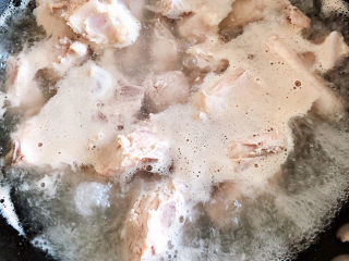 7、虫草花排骨汤,锅中烧开水，焯一下排骨祛除血水。