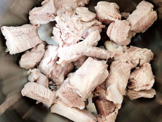 8、虫草花排骨汤,排骨洗净放入碗中。