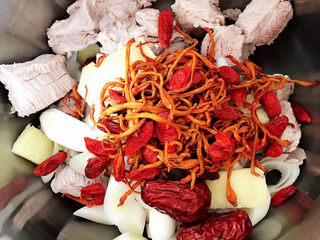 9、虫草花排骨汤,将葱姜配料放入锅中。