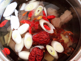 10、虫草花排骨汤,倒入2000ml水。大火炖开锅。