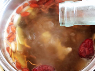 11、虫草花排骨汤,开锅后，放入料酒、耗油、生抽。