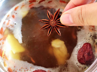 12、虫草花排骨汤,再放入花椒、大料。小火炖煮1小时。