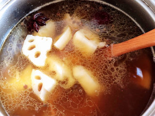 13、虫草花排骨汤,放入莲藕再炖煮20分钟。