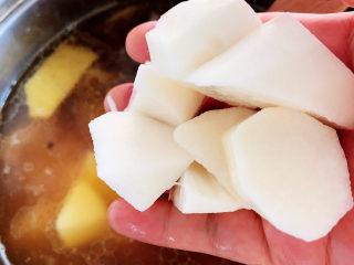 14、虫草花排骨汤,放入山药。