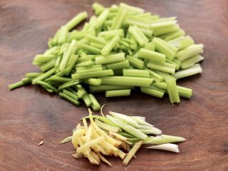 2、香干炒芹菜,洗净的芹菜，用刀切成段，葱姜切丝。