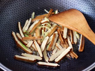 7、香干炒芹菜,再放入香干，大火翻炒均匀。