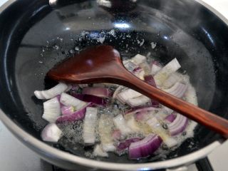 6、罗宋汤, 倒入洋葱炒香。