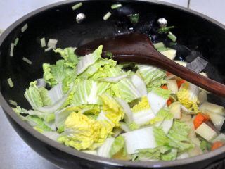 10、罗宋汤,倒入娃娃菜，继续翻炒。