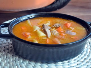 17、罗宋汤,一家人围坐一桌，喝一锅热腾腾的罗宋汤，温暖极了。