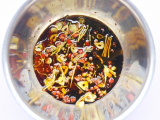 14、低脂爽脆开胃下饭的腌黄瓜条,倒入调好的料汁中，充分拌匀。