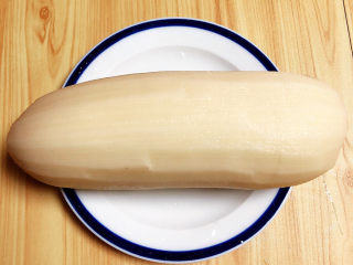2、冬日暖心菜 白果莲藕银耳汤（健脾养颜）,莲藕削去外皮，洗净待用。