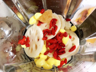 9、冬日暖心菜 白果莲藕银耳汤（健脾养颜）,放入两块黄冰糖。